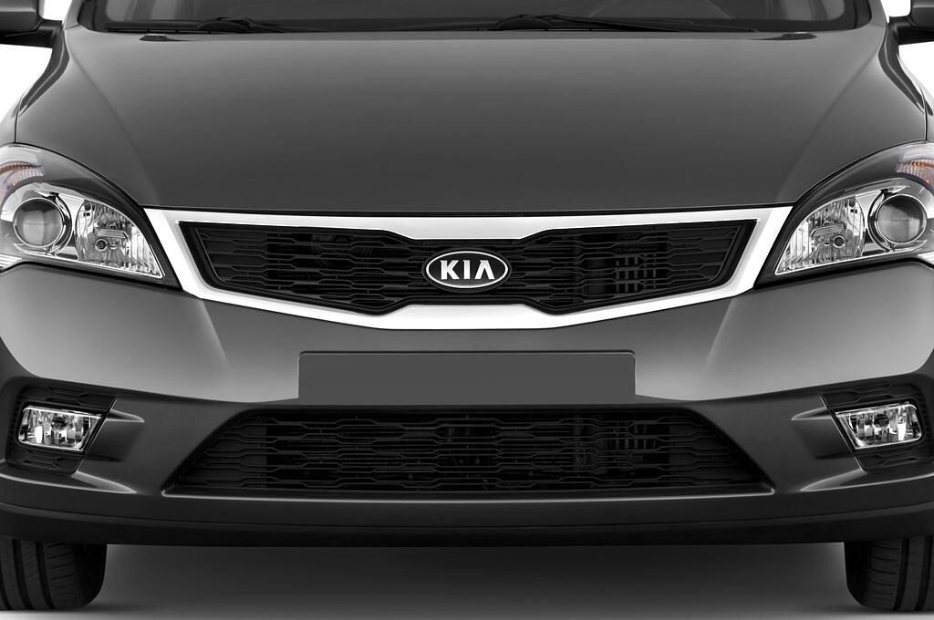 Kia cee'd (Baujahr 2011) Attract 5 Türen Kühlergrill und Scheinwerfer