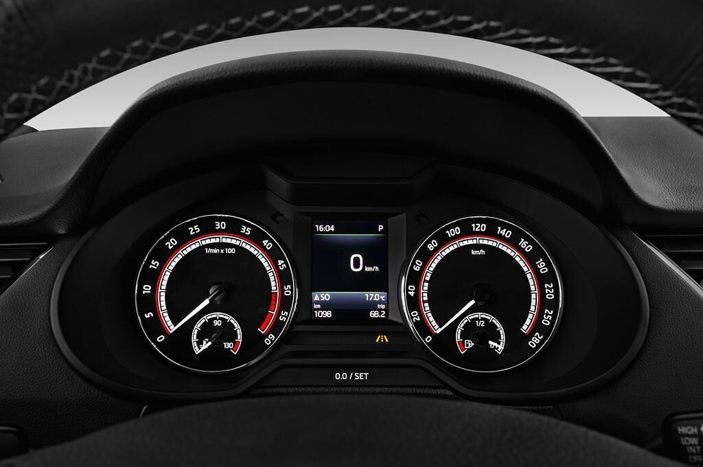 Skoda Octavia Combi (Baujahr 2017) RS 5 Türen Tacho und Fahrerinstrumente
