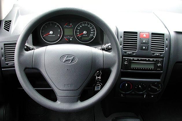 Cockpit: Schöne, schlichte Instrumente, aber schwergängiger Temperatur-Drehschalter