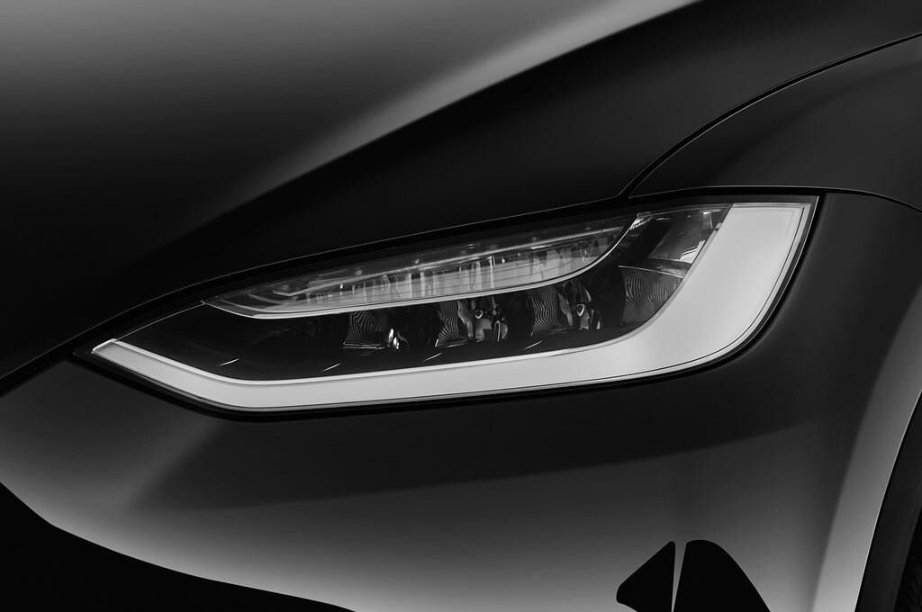 Tesla Model X (Baujahr 2017) 100D 5 Türen Scheinwerfer