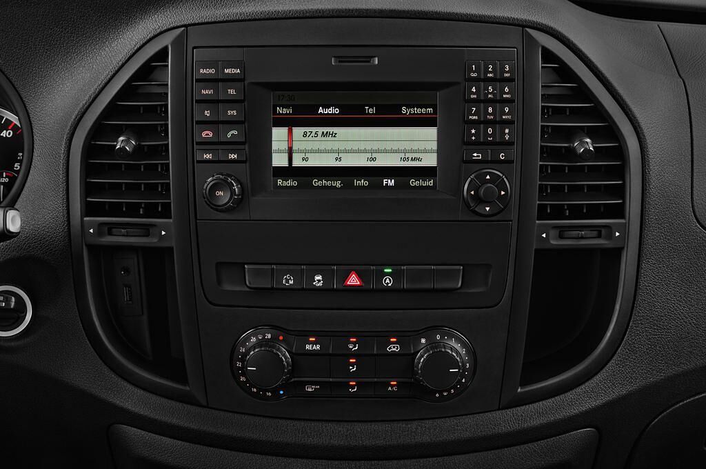 Mercedes Vito Tourer (Baujahr 2017) Pro 4 Türen Mittelkonsole
