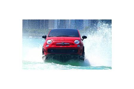 Fiat 500 sorgt als Motorboot für Aufsehen
