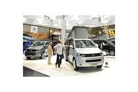 Schauspieler-Paar und Kite-Surferin besuchen Volkswagen Nutzfahrzeuge auf dem Caravan Salon 2013