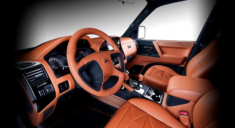 Der Innenraum Vilner Mitsubishi Pajero ist terracotta-farben gehalten
