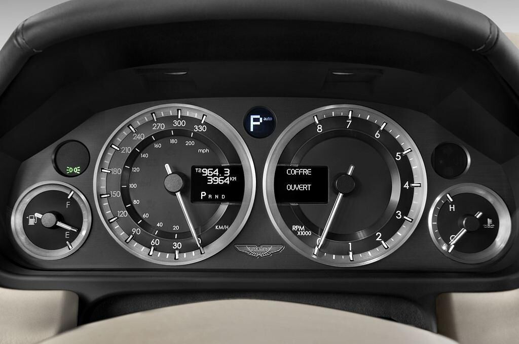 Aston Martin Rapide (Baujahr 2011) Luxury 5 Türen Tacho und Fahrerinstrumente