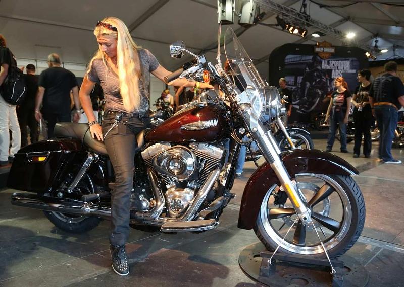 Probesitzen im Harley-Zelt.
