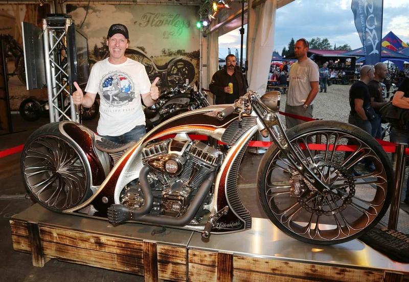 Stephan Ehlers holt sein 130.000 Euro-Bike ab.