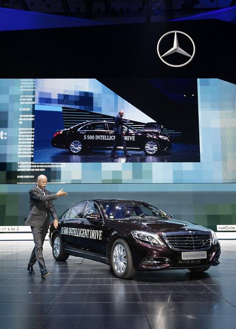 Mercedes am Vorabend der IAA 2013 in der Frankfurter Festhalle