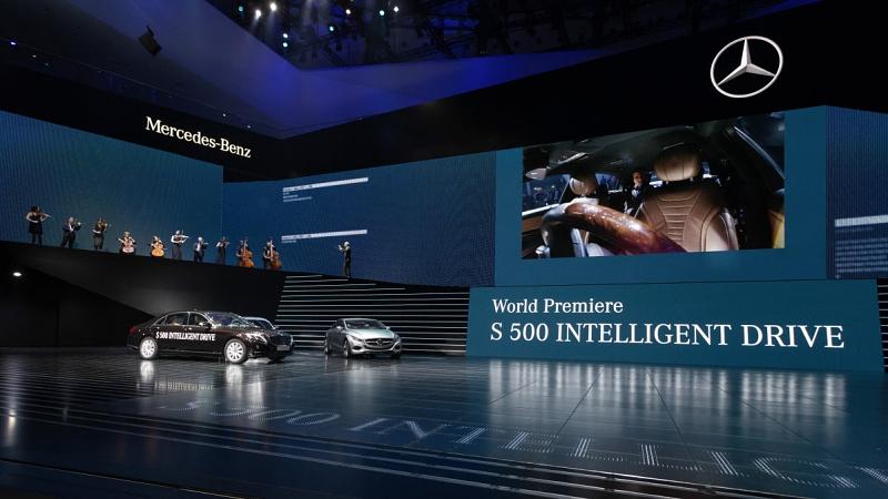 Mercedes am Vorabend der IAA 2013 in der Frankfurter Festhalle