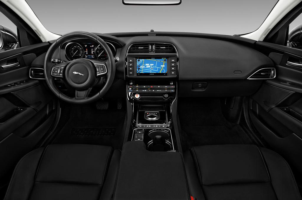 Jaguar XE (Baujahr 2018) Prestige 4 Türen Cockpit und Innenraum