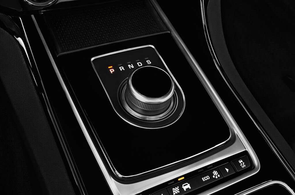 Jaguar XE (Baujahr 2018) Prestige 4 Türen Schalthebel