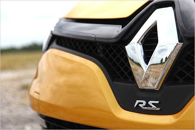 Unter dem Renault-Logo auf dem Kühlergrill sitzt es ein weiteres R.S-Logo