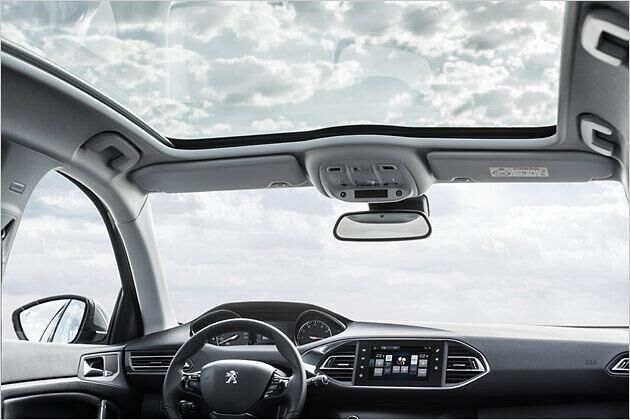 450 Euro ruft Peugeot für das fest installierte Glasdach auf