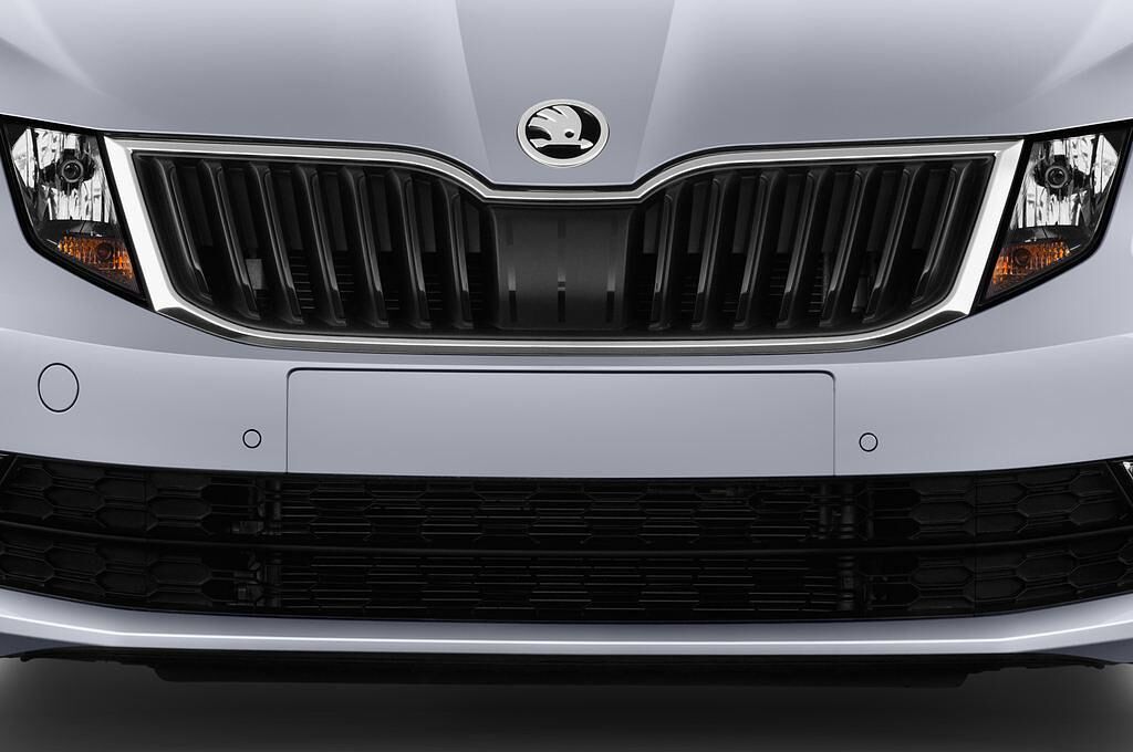 Skoda Octavia (Baujahr 2018) Ambition 5 Türen Kühlergrill und Scheinwerfer