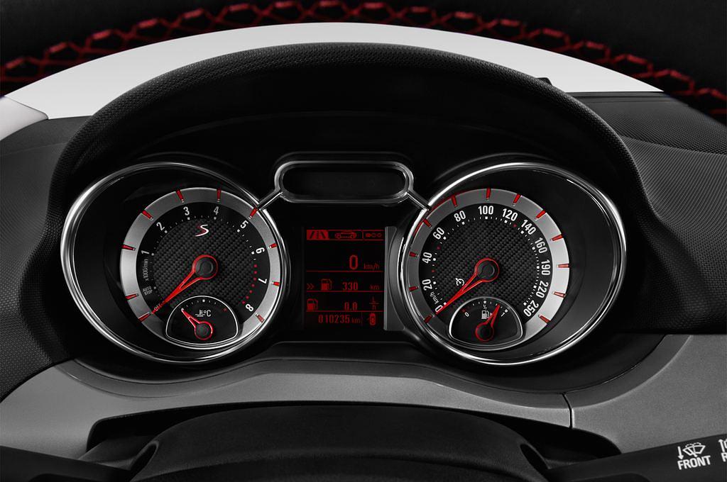 Opel Adam (Baujahr 2017) S 3 Türen Tacho und Fahrerinstrumente