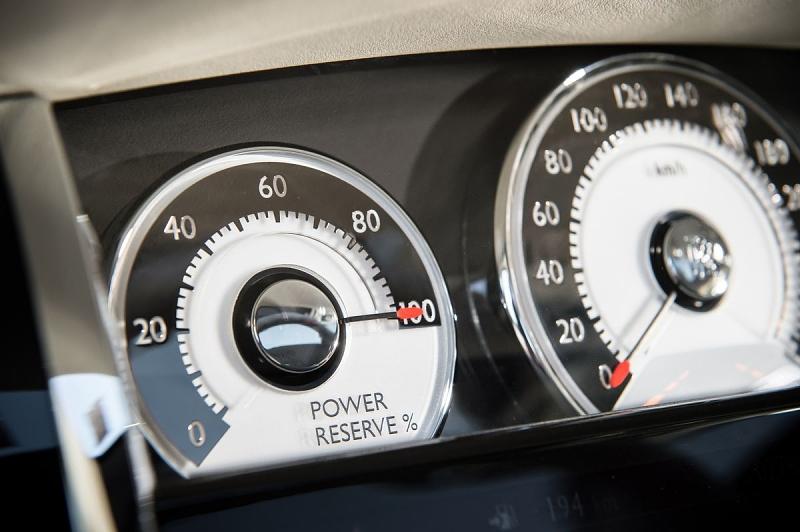 Die Power-Reserve-Anzeige gehört bei einem Rolls-Royce dazu