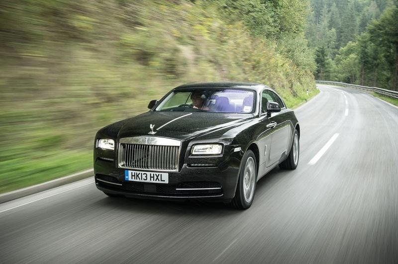 Der Rolls-Royce Wraith meistert auch Hochgeschwindigkeitspassagen stabil