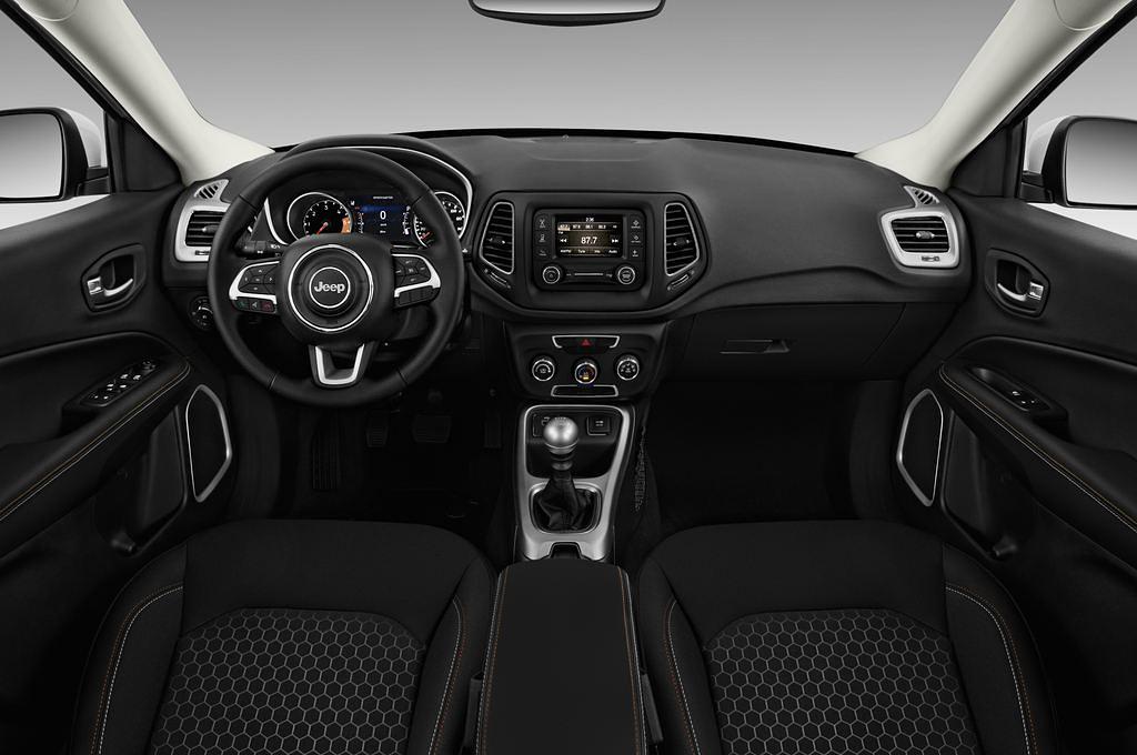 Jeep Compass (Baujahr 2017) Sport 5 Türen Cockpit und Innenraum