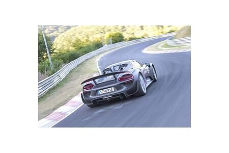 Der Porsche 918 Spyder krönt Weltpremiere mit Nürburgring-Rundenrekord