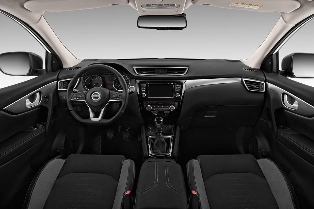 Nissan Qashqai (Baujahr 2017) N-Connecta 5 Türen Cockpit und Innenraum