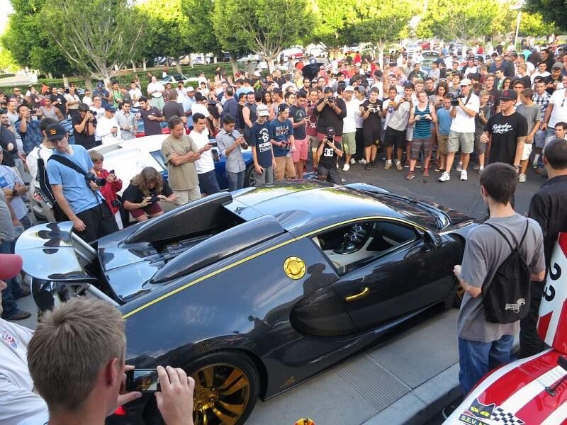 Insgesamt vier Bugatti Veyron zierten den Parkplatz.