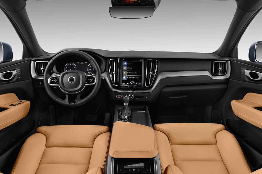 Volvo XC60 (Baujahr 2018) Inscription 5 Türen Cockpit und Innenraum