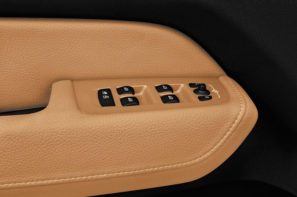 Volvo XC60 (Baujahr 2018) Inscription 5 Türen Bedienungselemente Tür