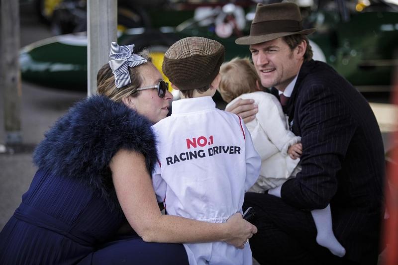 Sehen und gesehen werden heißt es beim Goodwood Revival - die Show findet auch neben der Rennstrecke statt