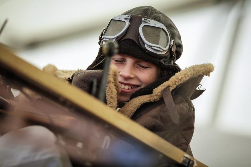 Sehen und gesehen werden heißt es beim Goodwood Revival - die Show findet auch neben der Rennstrecke statt