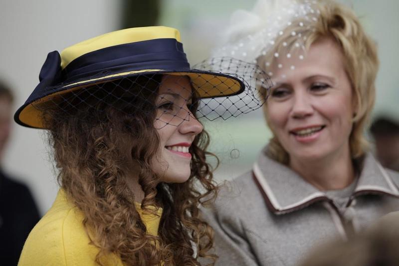 Sehen und gesehen werden heißt es beim Goodwood Revival - die Show findet auch neben der Rennstrecke statt