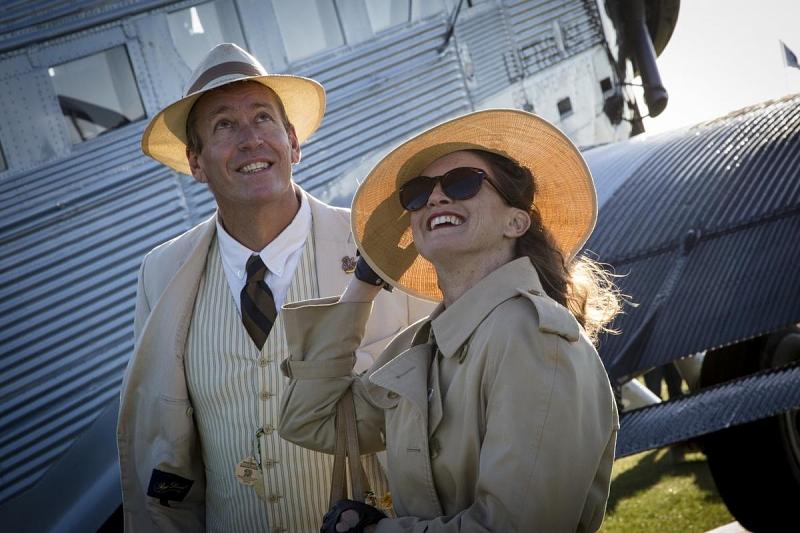 Sehen und gesehen werden heißt es beim Goodwood Revival - die Show findet auch neben der Rennstrecke statt