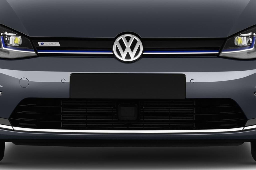 Volkswagen Golf (Baujahr 2017) e 5 Türen Kühlergrill und Scheinwerfer