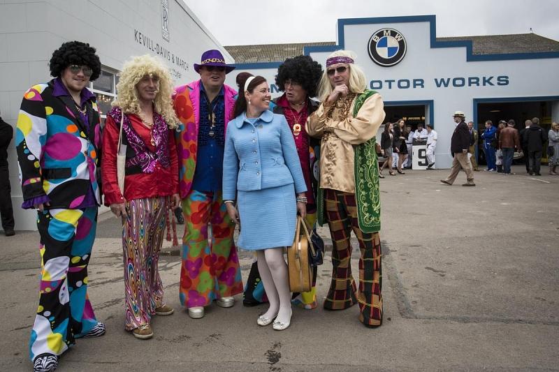 Sehen und gesehen werden heißt es beim Goodwood Revival - die Show findet auch neben der Rennstrecke statt