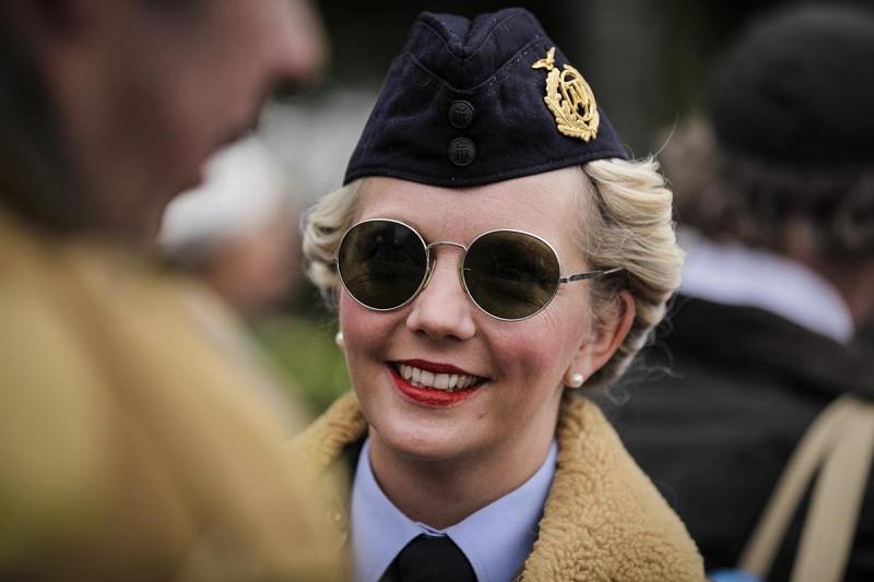 Sehen und gesehen werden heißt es beim Goodwood Revival - die Show findet auch neben der Rennstrecke statt