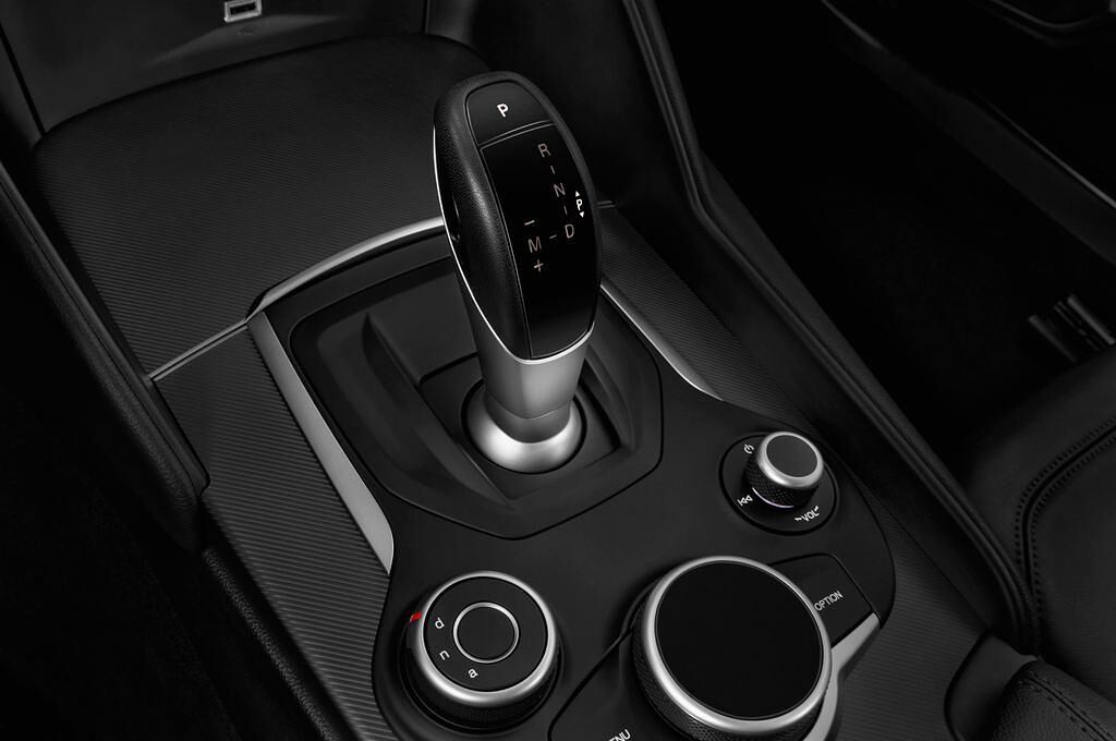 Alfa Romeo Giulia (Baujahr 2018) Veloce 4 Türen Schalthebel