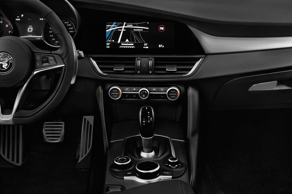 Alfa Romeo Giulia (Baujahr 2018) Veloce 4 Türen Mittelkonsole