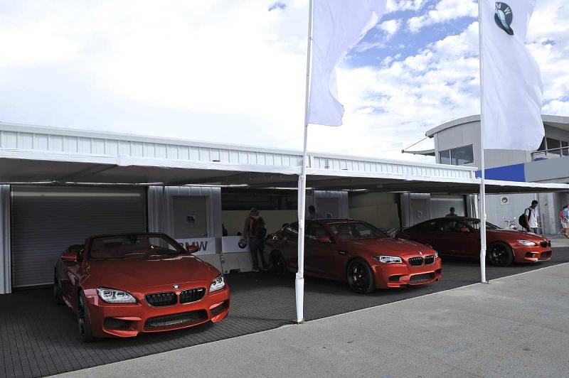 Drei BMW-Sportwagen warten auf ihren neuen Besitzer.
