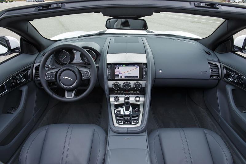 Das Cockpit des Jaguar F-Type V6