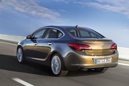 Opel Astra Limousine - Ab gen Osten Opel Astra Limousine - Ab gen Osten