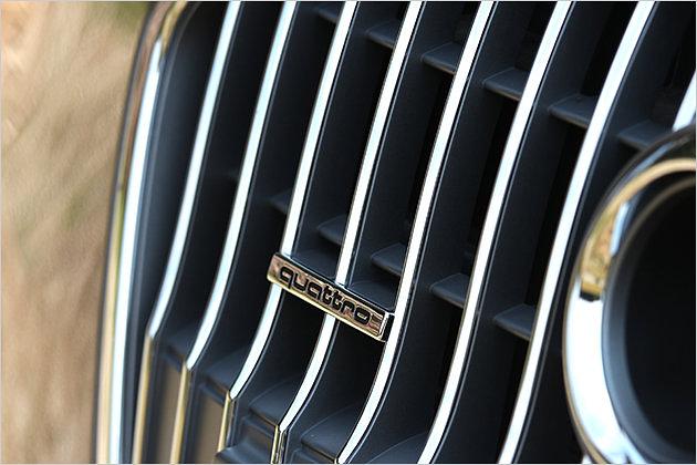 Der A6 allroad besitzt einen Kühlergrill mit verchromten Längsstreben