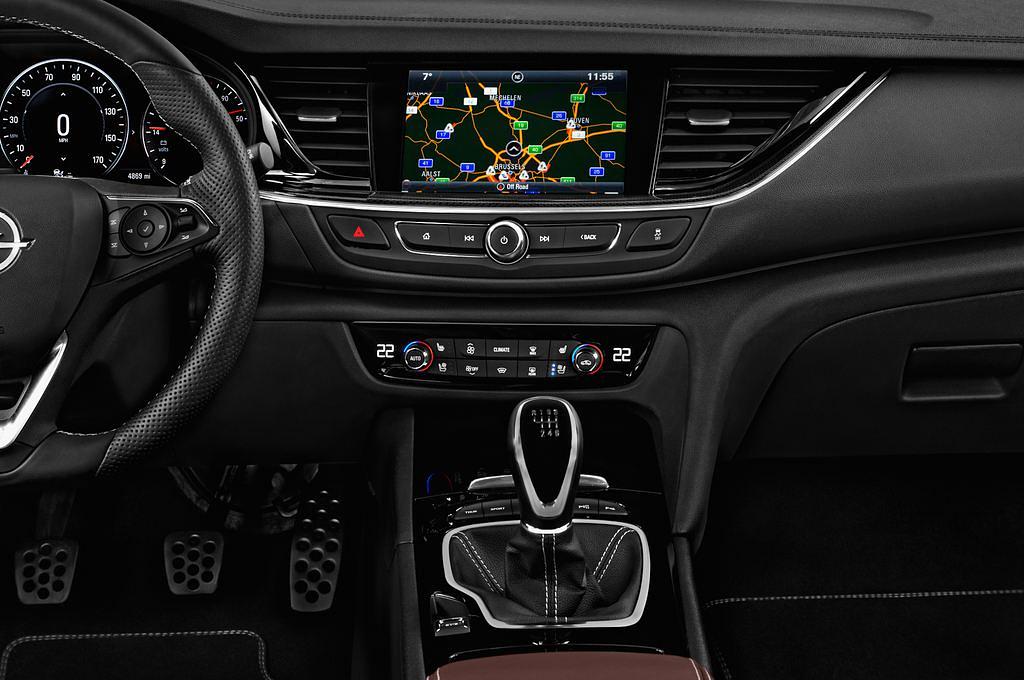 Opel Insignia Sports Tourer (Baujahr 2018) Ultimate Exclusive 5 Türen Mittelkonsole