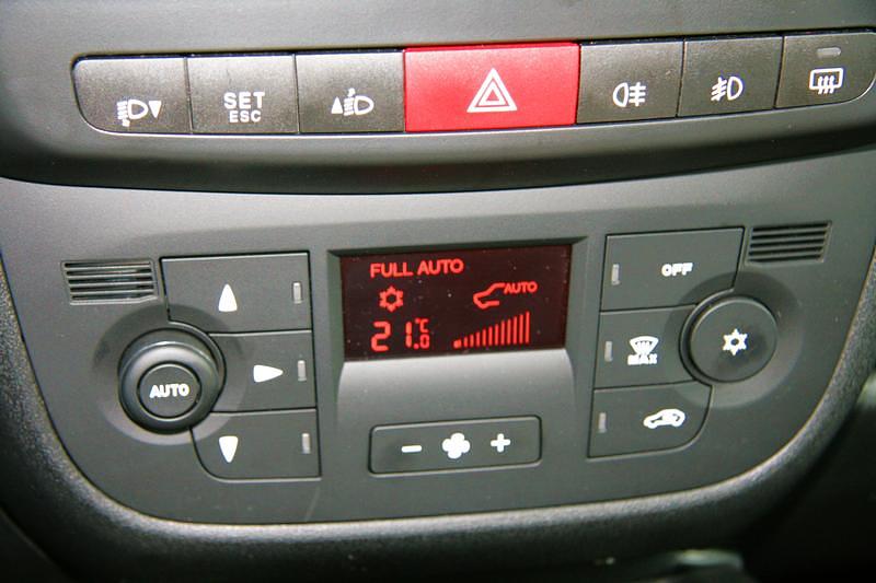 Das Infotainment-System CD 50 MP3 umfasst Bedientasten am Lenkrad, Bluetooth sowie AUX- und USB-Anschlüsse.