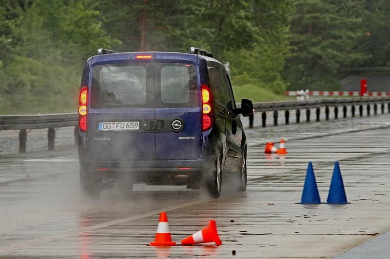 Opel Combo steht nach 32 Metern Bremsweg - aus 100 km/h.