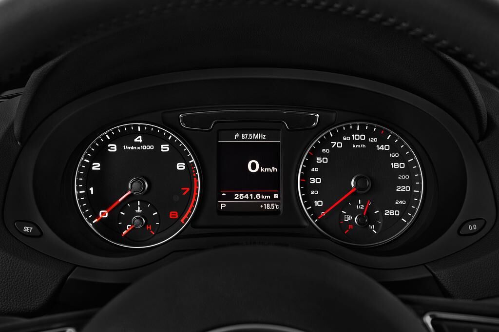 Audi Q3 (Baujahr 2018) - 5 Türen Tacho und Fahrerinstrumente