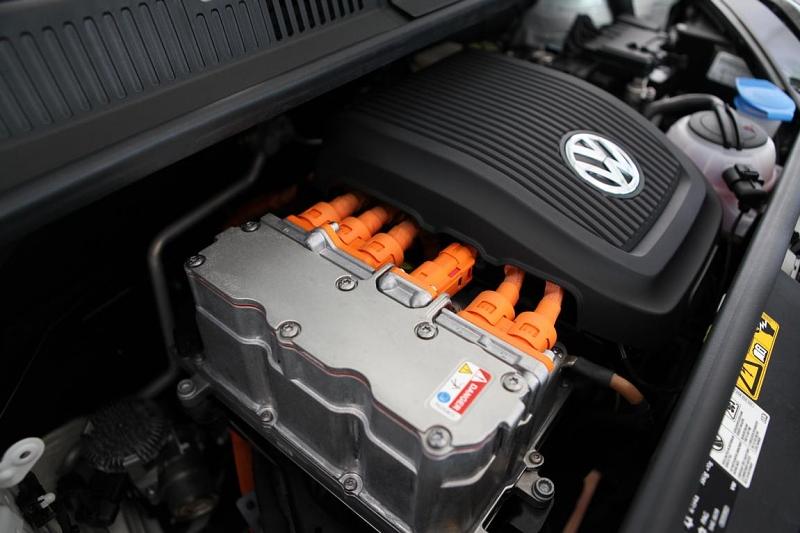 Dabei meistert die 18,7 kWh-Lithium-Ionen Batterie Distanzen von bis zu 160 Kilometern nach NEFZ.