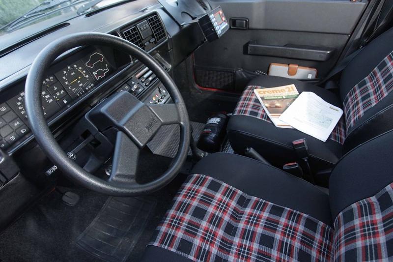 Innen gibt der Seat Ronda Crono 2000 dem Golf GTI
