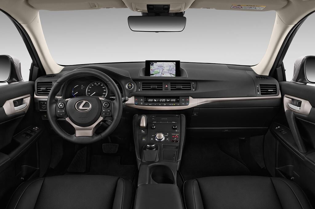 Lexus CT (Baujahr 2018) Luxury Line 5 Türen Cockpit und Innenraum