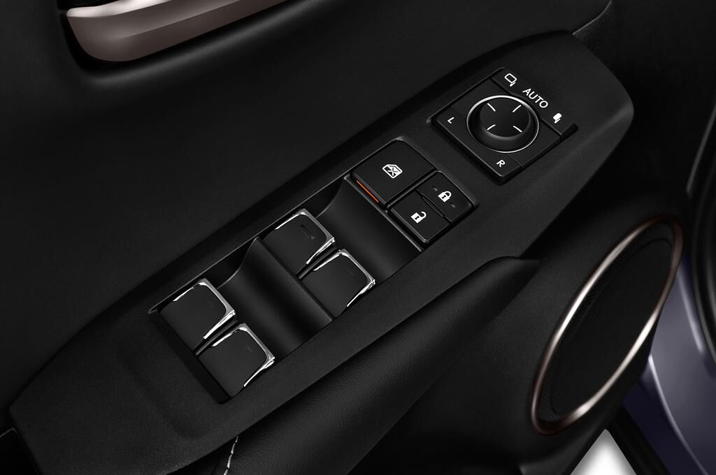 Lexus NX (Baujahr 2018) Executive Line 5 Türen Bedienungselemente Tür