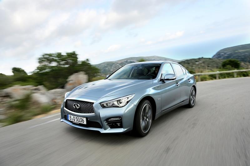 Bei Lastwechselreaktionen wechselt der Infiniti Q50 Hybrid zwischen Über- und Untersteuern