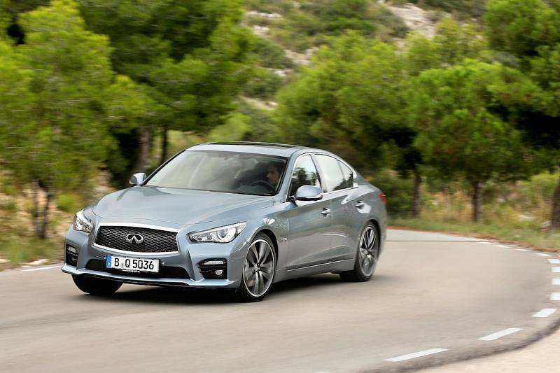 Der Infiniti Q50 Hybrid wiegt rund 1,9 Tonnen